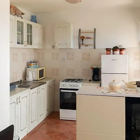 Apartament 08 *